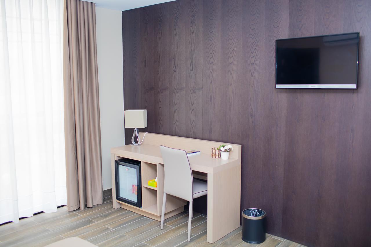 Fly Hotel Libreville Exterior photo